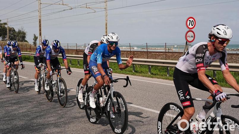 Isaac del Toro (M) gewann erstmals Tirreno-Adriatico. Bild: Marco Alpozzi/LaPresse via ZUMA Press/dpa