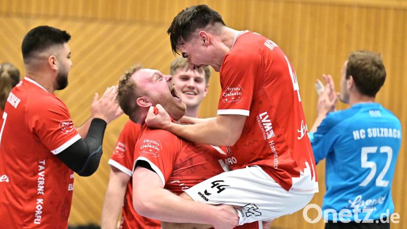 Völlig losgelöst: Thomas Weiß (links) vom HC Sulzbach-Rosenberg feiert mit Nino Heckerott (rechts) den Gewinn der Meisterschaft. Bild: Hubert Ziegler