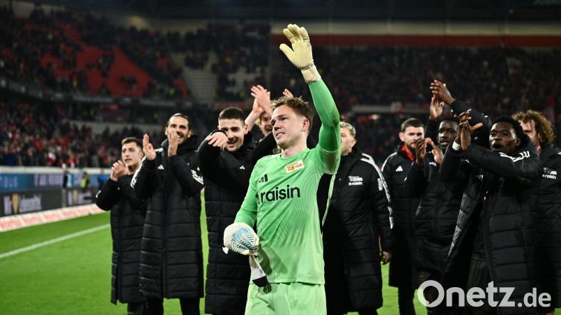 War der gefeierte Mann bei Unions Sieg in Freiburg: Torwart Matheo Raab. Bild: Silas Stein/dpa