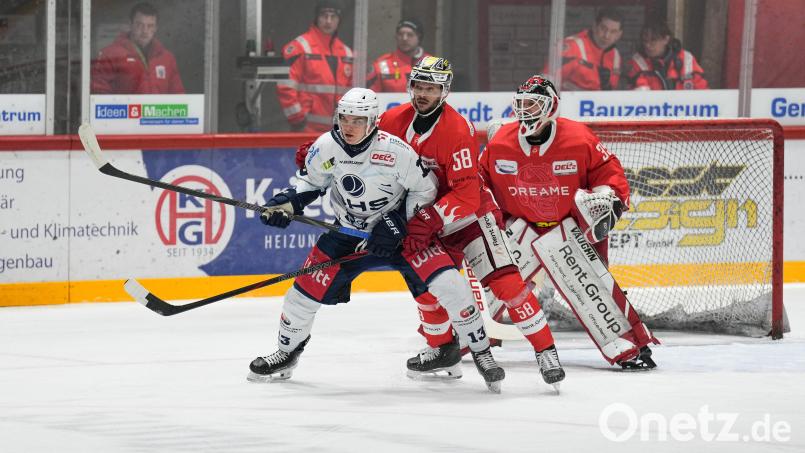 Für Constantin Vogt und die Blue Devils Weiden gab es am Sonntag kein Vorbeikommen am überragenden Nauheimer Goalie "Jerry" Kuhn (rechts). Bild: A. Chuc