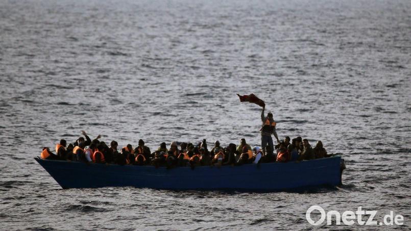 Vor Lampedusa ist ein Boot mit MIgranten gesunken - ein Kind wird vermisst. (Archivbild) Bild: Emilio Morenatti/AP/dpa