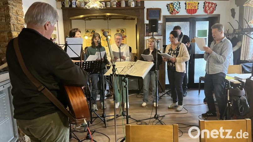 Die Gruppe Ökurhythmics unter der Leitung von Peter Schertl (links) umrahmte den Wirtshausgottesdienst musikalisch Bild: hdk