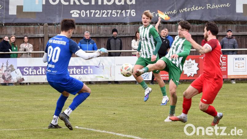 Der SV Mitterteich und der FSV Bayreuth trennten sich am Samstag 2:2. Hier kommt Leon Döllinger (Zweiter von rechts) im Gästestrafraum zum Schuss. Bild: Gebert