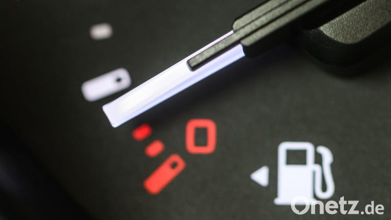 Wer tanken muss, zahlt im Schnitt über zwei Euro. (Archivbild) Bild: Robert Michael/dpa