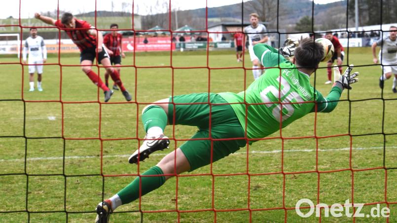 Eiskalt, scharf und platziert: Nico Argauer versenkt in dieser Szene einen Strafstoß zur 1:0-Führung für den SC Luhe-Wildenau gegen den FC Tegernheim. Bild: Gerhard Büttner