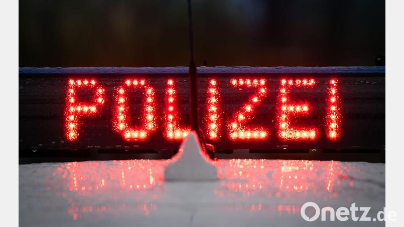 In Weiden wurden zwei geparkte BMWs bei Unfallfluchten beschädigt. Die Polizei bittet um Hinweise von Zeugen. Symbolbild: Soeren Stache/dpa