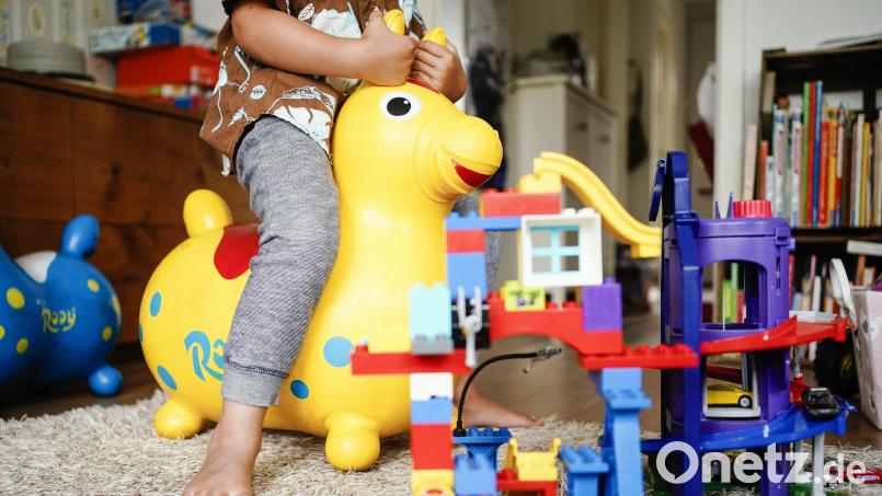 Für das Jahr 2025 muss die Stadt Amberg rund zwei Millionen Euro für den Bereich der Kinder- und Jugendhilfe nachschießen. Symbolbild: Uwe Anspach/dpa