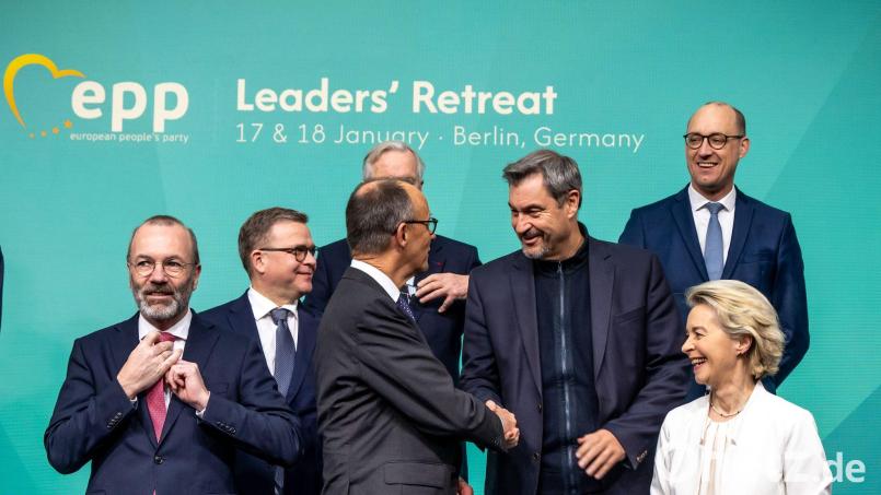 Die Parteienfamilie der EVP um ihren Vorsitzenden Manfred Weber (links) ist in Brüssel die Heimat von CDU und CSU. (Archivbild) Bild: Michael Kappeler/dpa