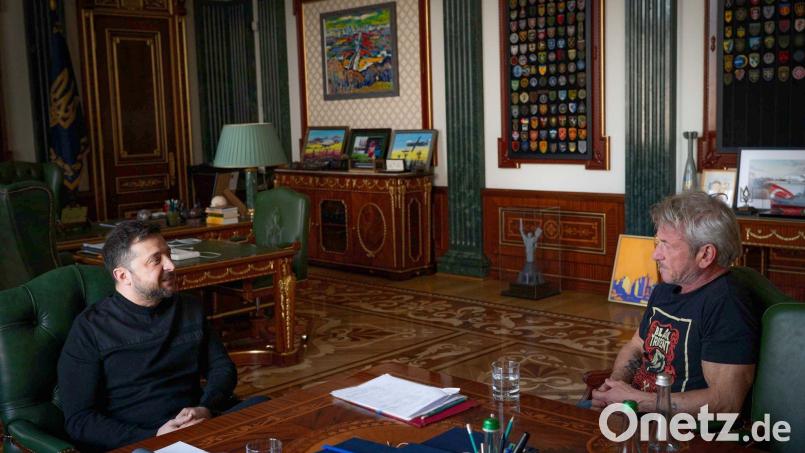 Der ukrainische Präsident Wolodymyr Selenskyj (l) sitzt in Kiew zusammen mit dem US-amerikanischen Schauspieler und Regisseur Sean Penn. Bild: -/Pressebüro des ukrainischen Präsidenten(AP/dpa