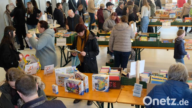 Rekordverdächtig war das Interesse am traditionellen Flohmarkt der schönen und praktischen Dinge im großen Saal des Speinsharter Gemeindezentrums. Der Reinerlös dient gemeinnützigen Zwecken. Bild: Robert Dotzauer