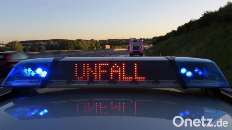 Ein Verkehrsunfall auf der B14/B85 bei Sulzbach-Rosenberg führte zu einem Zusammenstoß zweier Fahrzeuge. Die Polizei sucht Zeugen. Symbolbild: Stefan Puchner/dpa