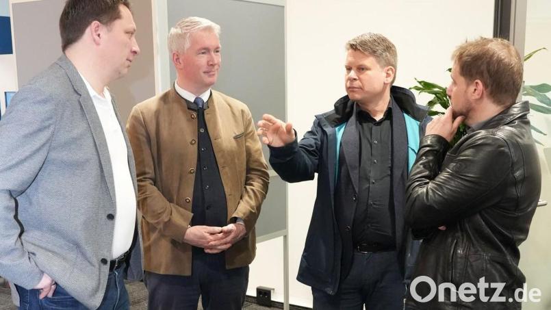 Benjamin Zeitler (Weiden. Dritter von links) diskutiert mit (von links) dem Amtsleiter des Bürgerbüros der Stadt Amberg, Martin Schafbauer, Ambergs OB-Kandidat Stefan Ott und Fraktionsvorsitzendem Matthias Schöberl wie die beiden Städte beim Bürgerservice aufgestellt sind. Bild: CSU Amberg