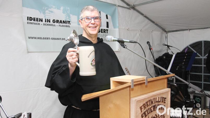 Feuerwehr-Kommandant Rüdiger Hettler zieht als Bruder Asam kräftig vom Leder. Bild: pi