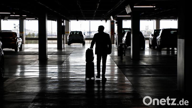 Das Parkhaus einer Autovermietung. Mietwagen werden über Ostern in Deutschland teurer sein als im Vorjahr, in etlichen anderen Ländern jedoch günstiger. (Symbolbild) Bild: Clara Margais/dpa