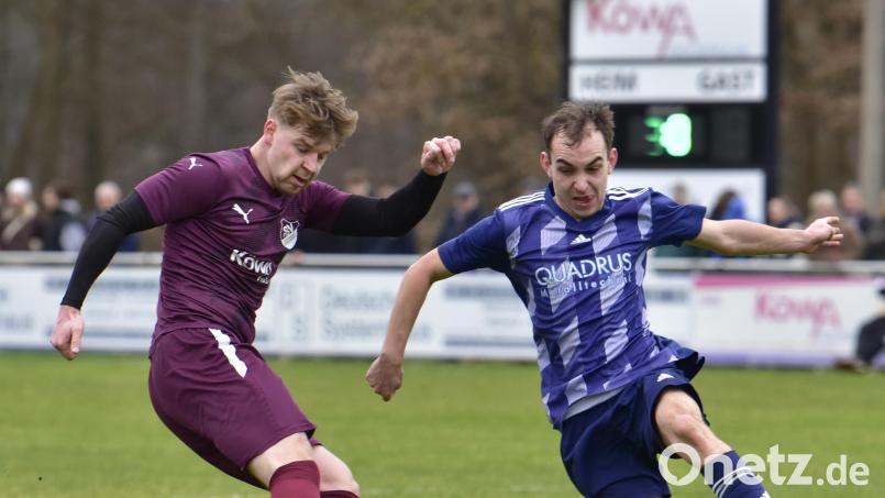 Der Ettmannsdorfer Fabio Flauger (links) flankt vor Luis Dobler vom FC Schmidgaden. Der FC verlor das Nachholspiel mit 1:3 und steckt weiter mitten im Abstiegskampf. Der SV Schwandorf-Ettmannsdorf II ist neuer Spitzenreiter der Kreisliga West. Bild: Hans Mark