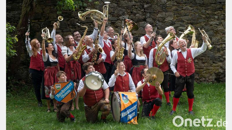 Die Blaskapelle Neuhauser Boum spielt ihr traditionelles Frühjahrskonzert in der Mehrzweckhalle in Windischeschenbach. Bild: Fabian Zetzl/exb