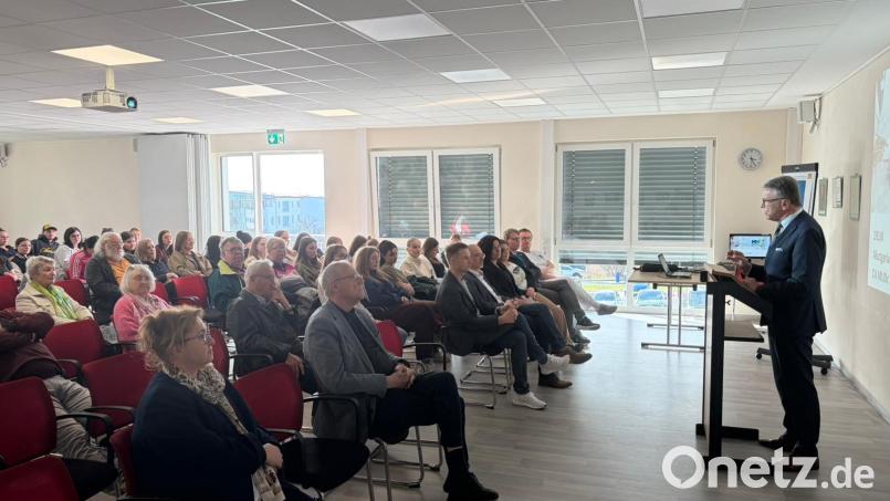 Die Auftaktveranstaltung des Projekts „Demenz erleben“ in Tirschenreuth war gut besucht. Bürgermeister Franz Stahl (stehend) hob die Bedeutung des Themas hervor. Bild: Matthias Dumler