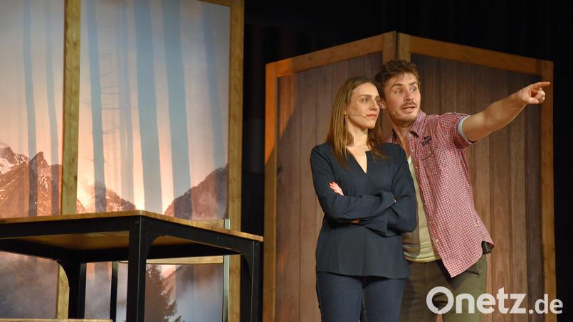Rebecca (Luise Oevermann) und Paul (Alexander Milz) bestritten als Hauptdarsteller auf einer karg eingerichteten Bühne den Theaterabend. Einzig als Helen, Pauls zweite Liebe, wirkte zudem Mirja Henking mit. Bild: ubb