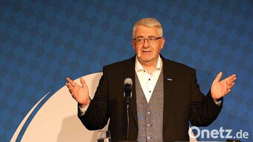 Thomas Graml bleibt weitere vier Jahre Vorsitzender des Fußballbezirks Oberpfalz. Beim Bezirkstag in Regensburg wurde der 54-Jährige aus Raigering einstimmig wiedergewählt. Bild: Fabian Frühwirth/BFV