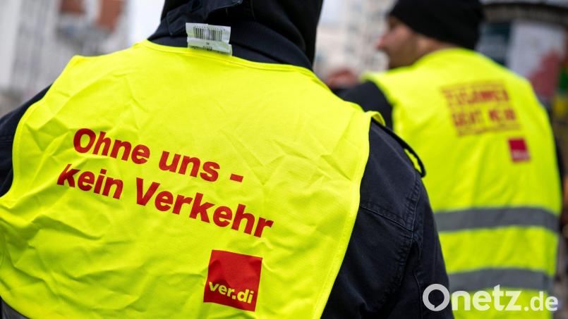 Der Stadtbusverkehr in Regensburg wird am Donnerstag und Freitag wegen eines Warnstreiks der Gewerkschaft ver.di nur eingeschränkt fahren. Es gilt ein Notkonzept. Symbolbild: Peter Kneffel/dpa