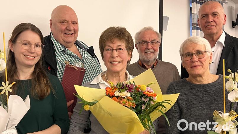 Verena Beck, Theo Rachl, Hans Meindl, Irmgard Kartmann und Werner Kohl (von links) unterstützten tatkräftig die „Regisseurin“ Monika Forster (Mitte). Bild: mma
