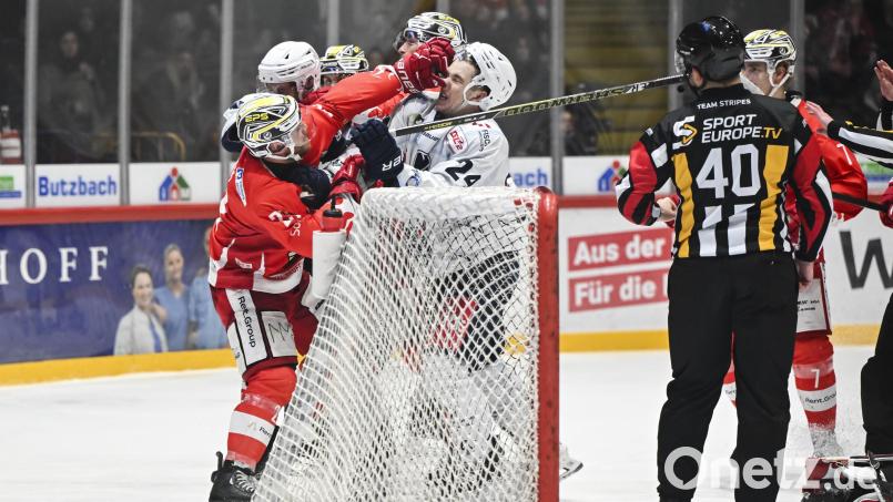Auseinandersetzung zwischen Marius Erk (EC Bad Nauheim) und Paul Vinzens (Blue Devils Weiden): Im Gegensatz zu anderen Play-down- oder Pre-Play-off-Serien geht es zwischen den Blue Devils Weiden und dem EC Bad Nauheim noch relativ entspannt zur Sache. Bild: Florian Dehn