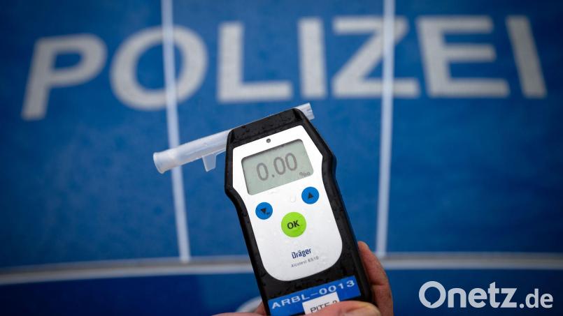 Ein Test ergab, dass eine eine 34-Jährige absolut fahruntüchtig war, als sie mit ihrem Wagen im Straßengraben landete. Symbolbild: Boris Roessler/dpa