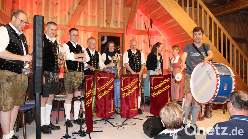 Die "Tanngrindler Musikanten" und die "Bauernseufzer" brachten Stimmung in den Dorfstadel. Bild: sis