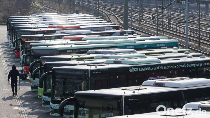 Erneut bleiben Busse und Bahnen wegen eines Warnstreiks in vielen Bundesländern in den Depots. (Archivbild) Bild: Robert Michael/dpa