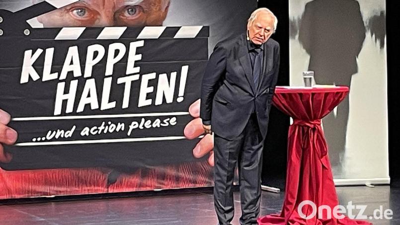 Ein Bühnenbild mit dem Motto des Abends und einen mit roter Husse geschmückten Stehtisch - mehr braucht es nicht, wenn sich Bruno Jonas die Ehre im Stadttheater gibt, um nach Sinn und Unsinn, Wahrheit und Lüge und die Grenzen der Satire zu fragen. Bild: Susanne Schwab