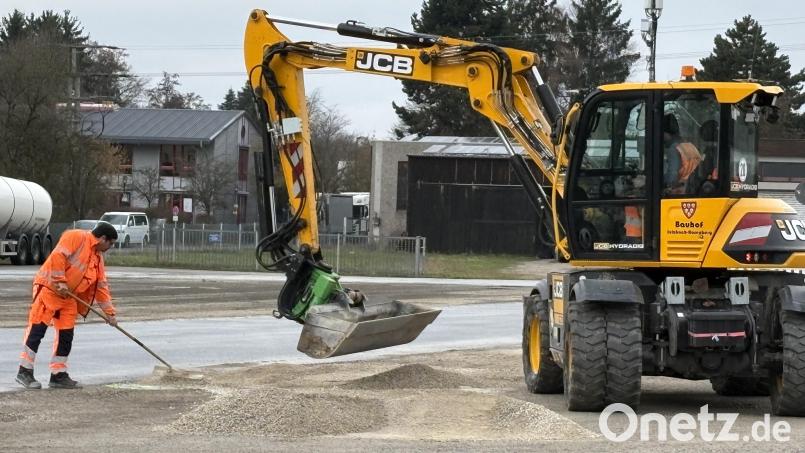 Rund 25 Tonnen sogenannter Mineralbeton werden zur Zeit auf der Dultplatz-Fläche verbaut für die Reparaturarbeiten, um Schlaglöcher und Mulden einzuebnen. Bild: ge