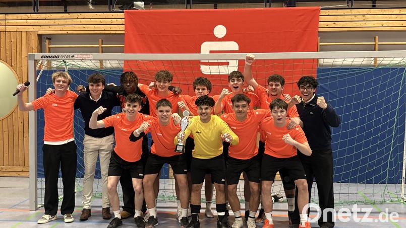 Die FOS/BOS Amberg mit dem Pokal des 1. Oberstufencups Amberg. Der Veranstalter sicherte sich den ersten Titel. Bild: Lukas Büchold
