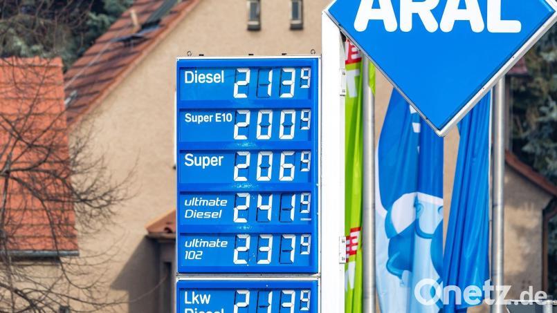 Die Spritpreise pendeln sich langsam auf einem sehr viel höherem Niveau als vor Kriegsbeginn ein. (Archivbild) Bild: Frank Hammerschmidt/dpa