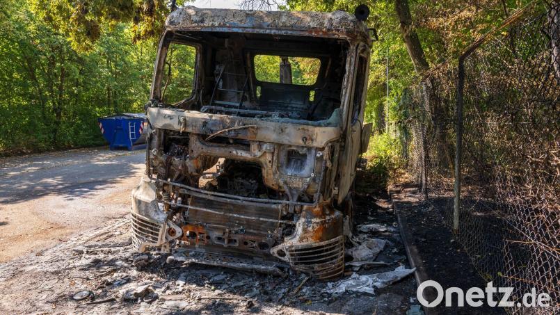 Ein 32-Jähriger ist wegen Brandstiftung auf Baufahrzeuge 2024 in München angeklagt - schon zwei Jahre früher brannten Baufahrzeuge. (Archivfoto) Bild: Peter Kneffel/dpa