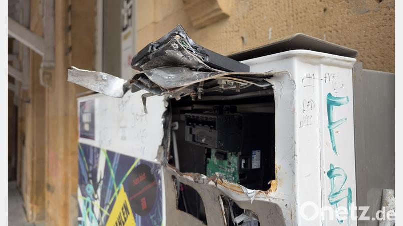 Die Polizei erwischte einen mutmaßlichen Serieneinbrecher, nachdem er in Sulzbach-Rosenberg am Bahnhof diesen Zigarettenautomaten aufgebrochen hatte. Symbolbild: Polizei Sulzbach-Rosenberg