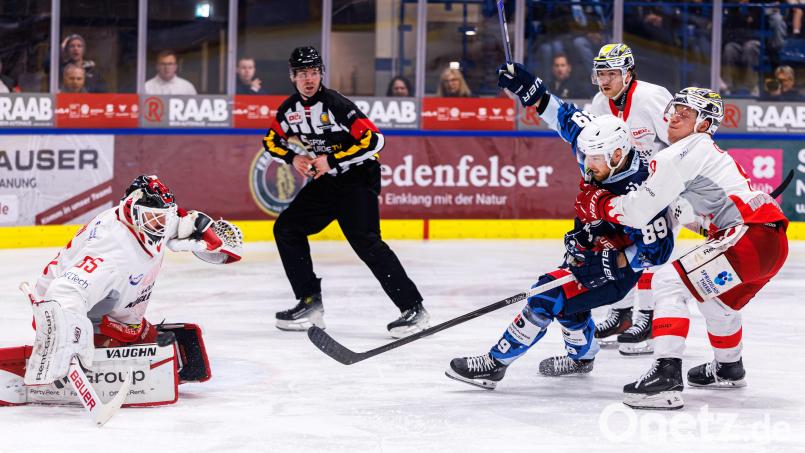 Beim Heimspiel am Freitag wirkte Tyler Ward (blaues Trikot) noch mit, beim Sonntagsspiel in Hessen fehlte der Kanadier aus taktischen Gründen. Bild: Werner Moller