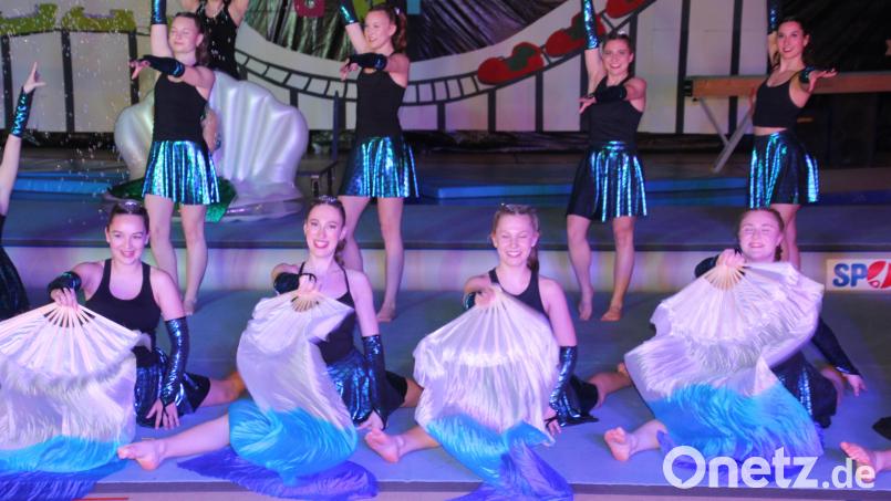 Die Leistungsturnerinnen der WK 11 und 12 präsentierten das "Geheimnis der Tiefsee". Bild: Konrad Rosner