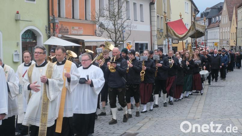 Anlässlich ihres 400-jährigen Bestehens zog die Gemeinschaft der Marianischen Männer-Congregation am Sonntagnachmittag in einer feierlichen Prozession durch die obere Amberger Altstadt. Bild: gsp