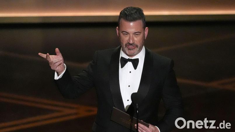 Jimmy Kimmel präsentiert die Oscars für die besten Dokumentarfilme. Bild: Chris Pizzello/Invision/AP/dpa