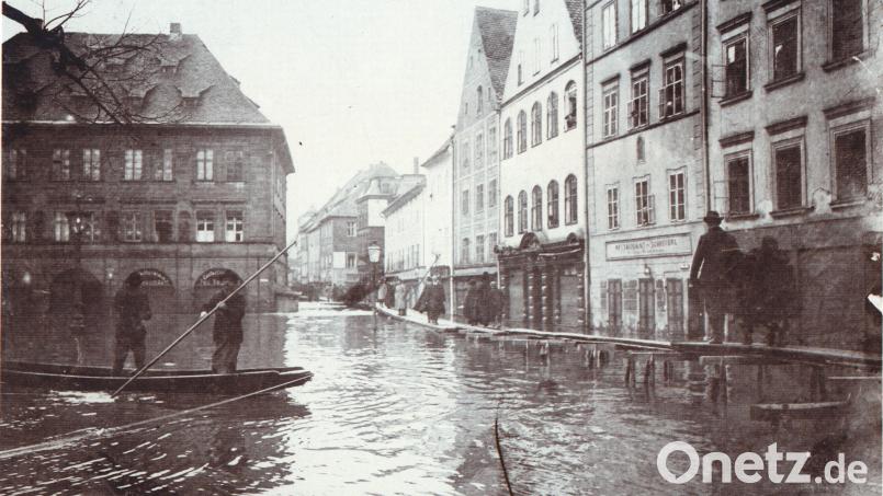 Der Amberger Marktplatz beim Jahrhunderthochwasser 1909. Gondoliere sind mit ihren Booten unterwegs. Bild: Stadtarchiv Amberg Repro: Dieter Dörner