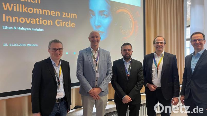 Die Vertreter der Klinik für Strahlentherapie Weiden, Thomas Eckl (links) und Chefarzt Priv. Doz. Dr. Bernd Gagel (Mitte) tauschten sich mit den Firmenvertretern Horst Dumhard (rechts), Sebastian Wolf (Zweiter von links) und Jan Eilers (Zweiter von rechts) aus. Bild: Friedrich Peterhans, KNO