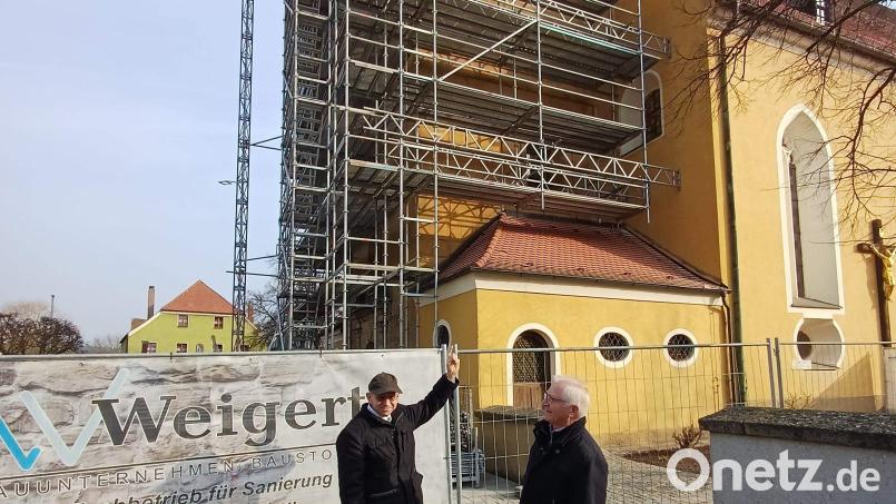 Nachdem vergangenes Jahr das Langhaus der Stadtpfarrkirche saniert wurde, ist heuer der Kirchturm an der Reihe. Stadtpfarrer Johann Hofmann (links) und Kirchenpfleger Roland Maier (rechts) erläutern den Bau des Gerüsts, das über den 52 Meter hohen Turm hinausragen und mit einem Dach versehen wird. Bild: u