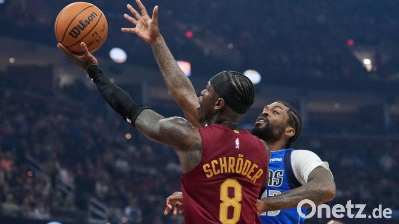 Dennis Schröder musste sich mit Cleveland diesmal Dallas geschlagen geben. Bild: Sue Ogrocki/AP/dpa
