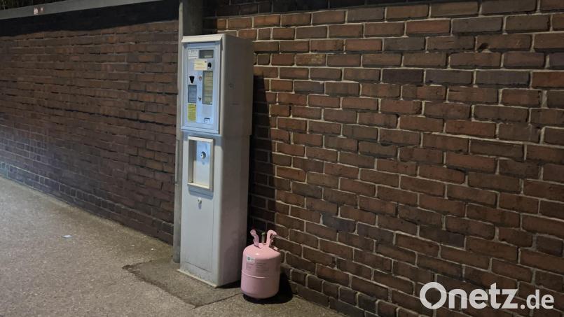 In Schwandorf wurde eine leere Gasflasche auf dem Gehweg entsorgt. Bild: Polizei Schwandorf