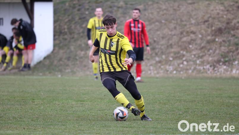 Ben Kippes gegen die SpVgg Pirk in Aktion. Die DJK Neustadt/WN siegte mit 4:1. Bild: Dieter Jäschke