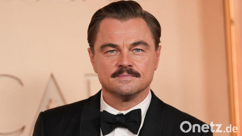 Leonardo DiCaprio zeigte sich mit einem Schnauzer auf dem roten Teppich. Bild: Gregory Bull/Invision/AP/dpa