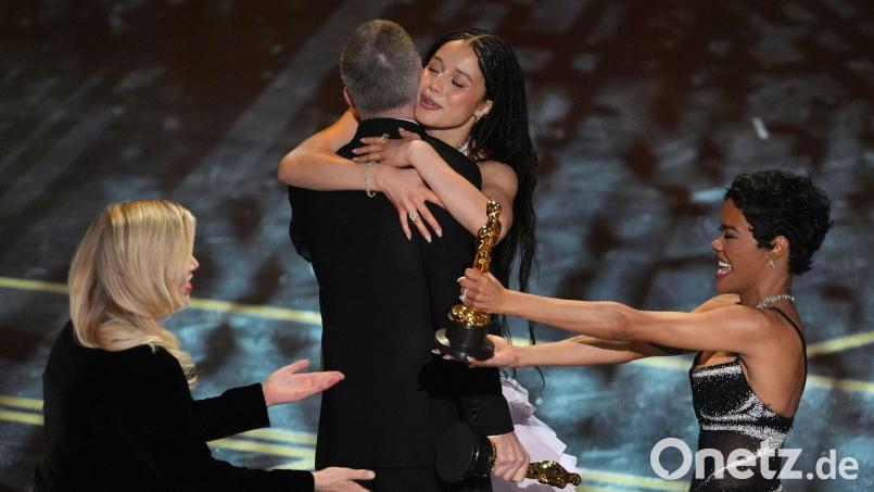 Sara Murphy (l-r), Paul Thomas Anderson, Chase Infiniti und Teyana Taylor gewinnen den Preis für den besten Film für "One Battle After Another" während der Oscarverleihung im Dolby Theatre in Los Angeles. Bild: Chris Pizzello/Invision/dpa