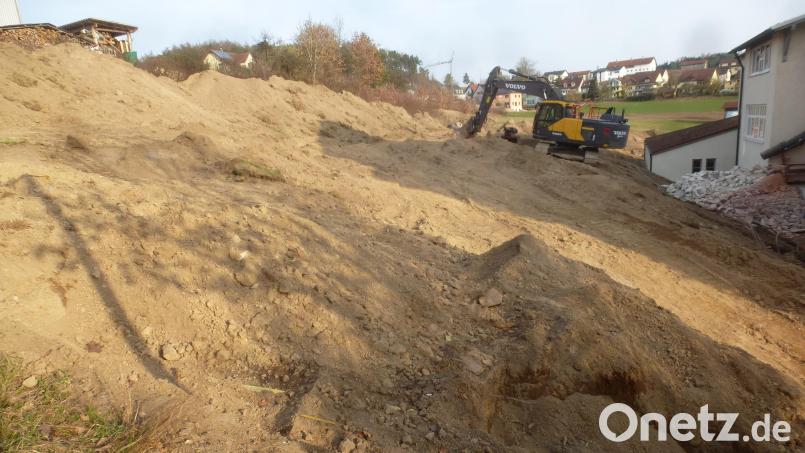 Bürgermeister Beer informierte bei der Marktratssitzung über den Stand der Arbeiten bei der Generalsanierung der Grundschule. Bild: mad