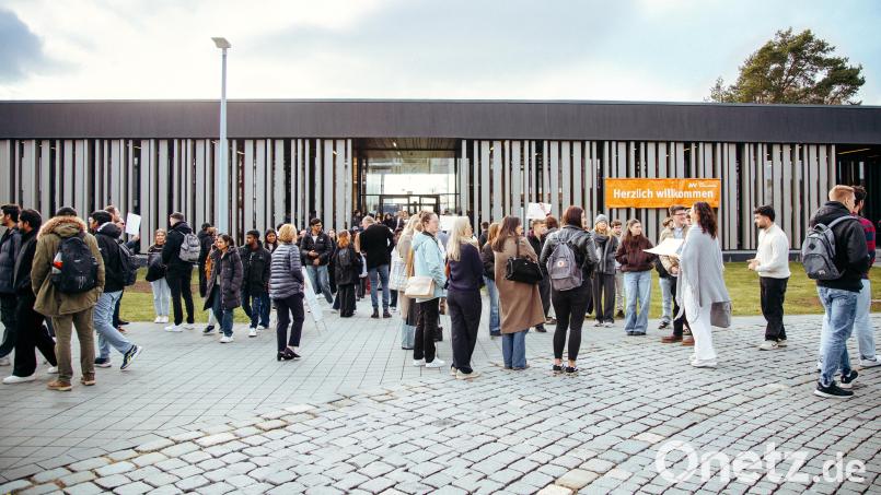 Viele Studierende haben sich zur Erstsemesterbegrüßung für das Sommersemester 2026 an der Ostbayerisch Technischen Hochschule am Campus Weiden eingefunden. Bild: Jolanda Selting/ OTH Amberg-Weiden
