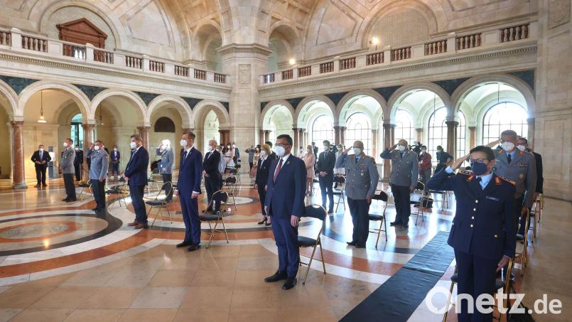 Bei der Einführung des Ehrenzeichens des bayerischen Ministerpräsidenten für Auslandseinsätze 2021 herrschte wegen der Corona-Krise in Bayern noch Maskenpflicht. Nachdem sich die außenpolitische Lage seither massiv verändert hat, wird auch das Ehrenzeichen nun weiterentwickelt. Bild: Karl-Josef Hildenbrand/dpa